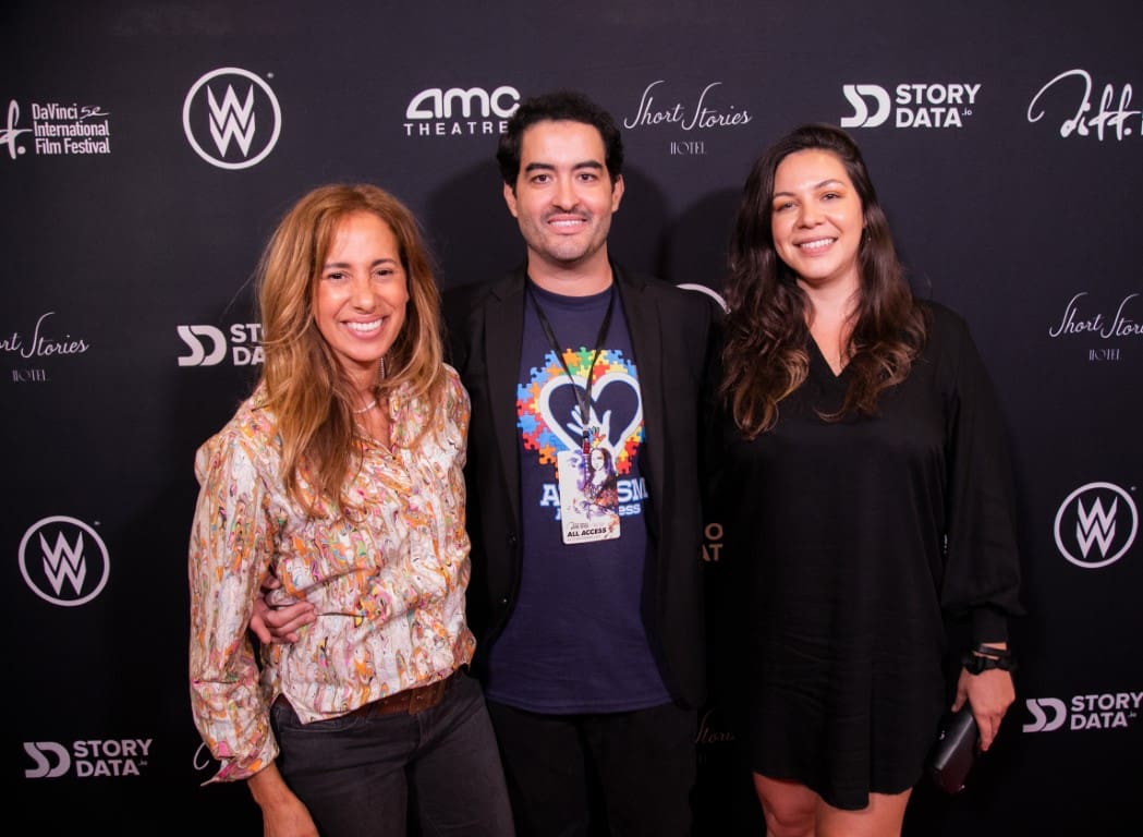 A photo of Thiago with guests on the red carpet.