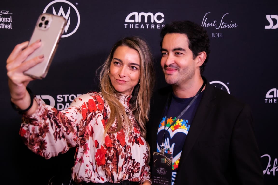 A photo of Thiago and a guest on the red carpet.