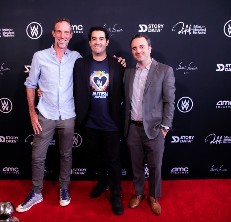 A photo of Thiago with guests on the red carpet.