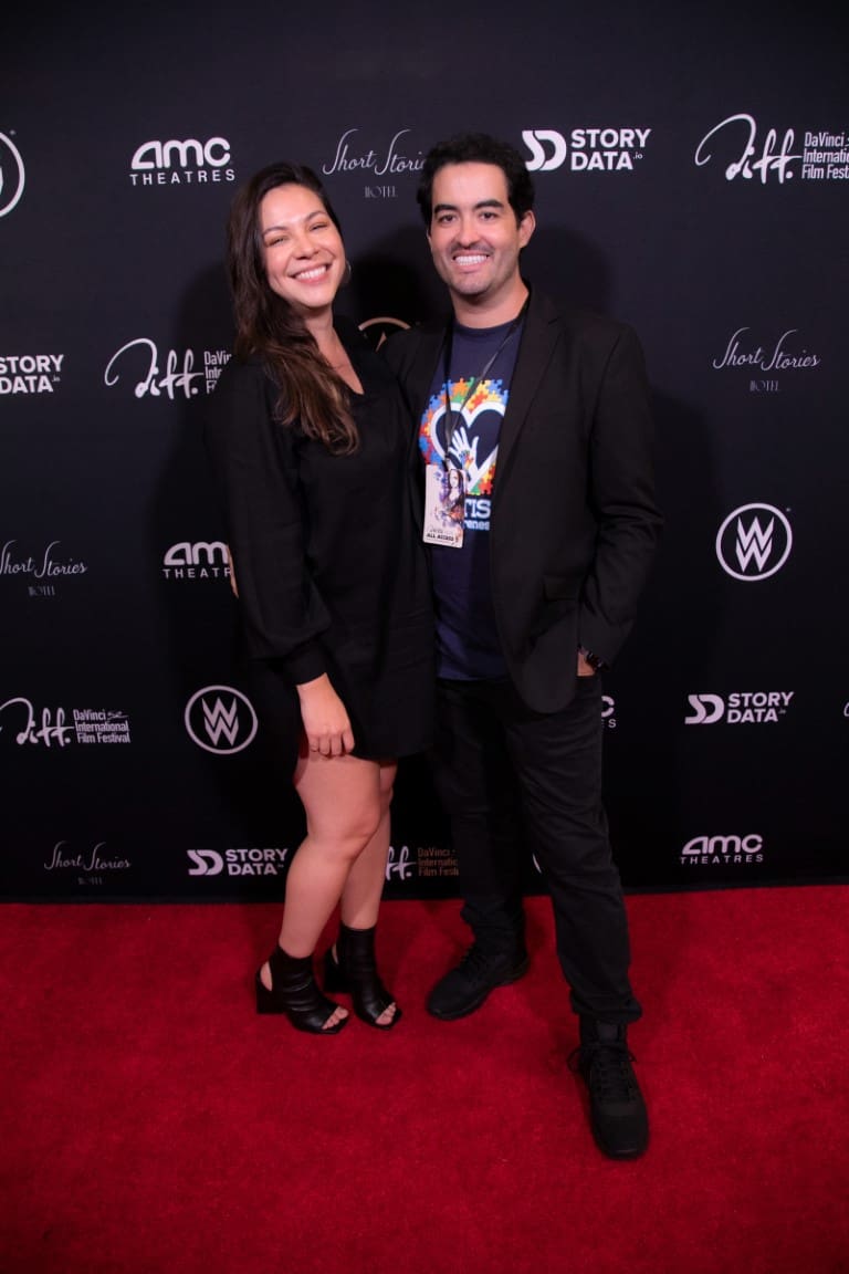A photo of Thiago and a guest on the Red Carpet.