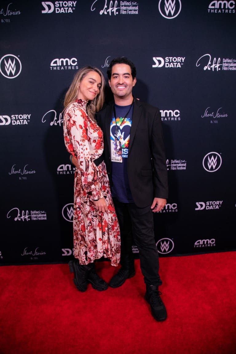 A photo of Thiago and a guest on the red carpet.
