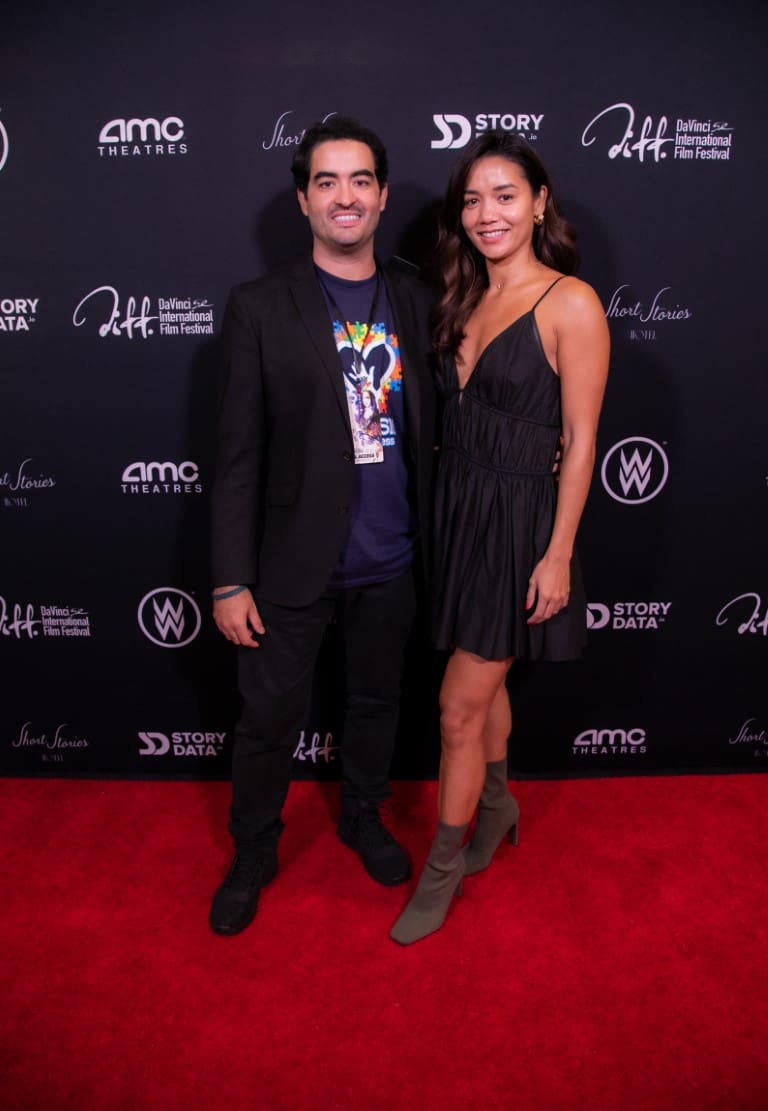 A photo Thiago and guest on the red carpet.