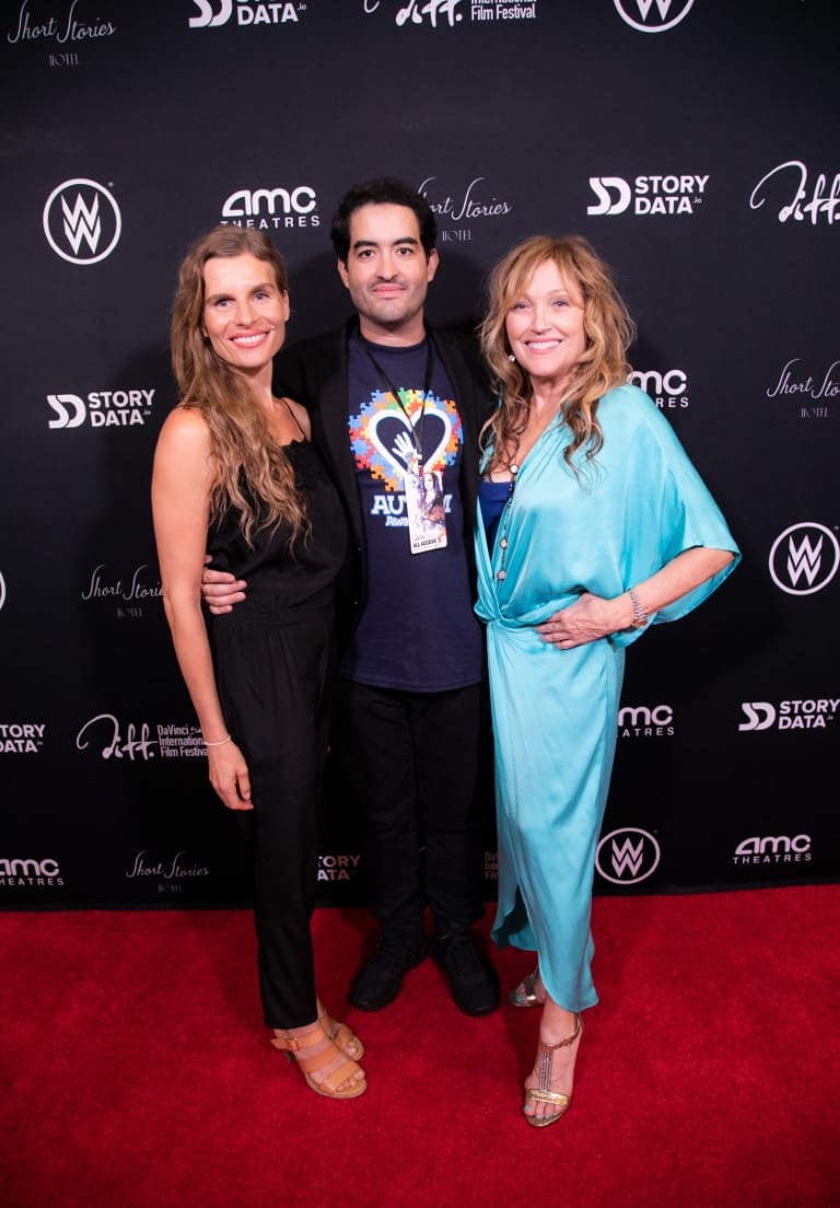 A photo of Thiago, Tamara, and guest on the red carpet.