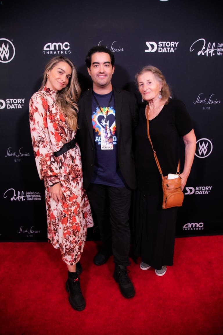 A photo of Thiago with guests on thee red carpet.